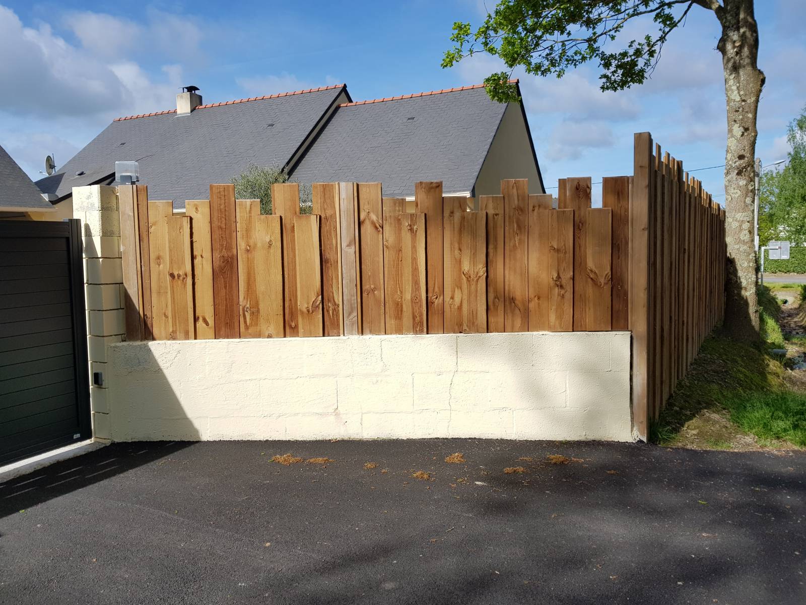 Clôture bois sur muret, Nymphéa (VIVRE EN BOIS)