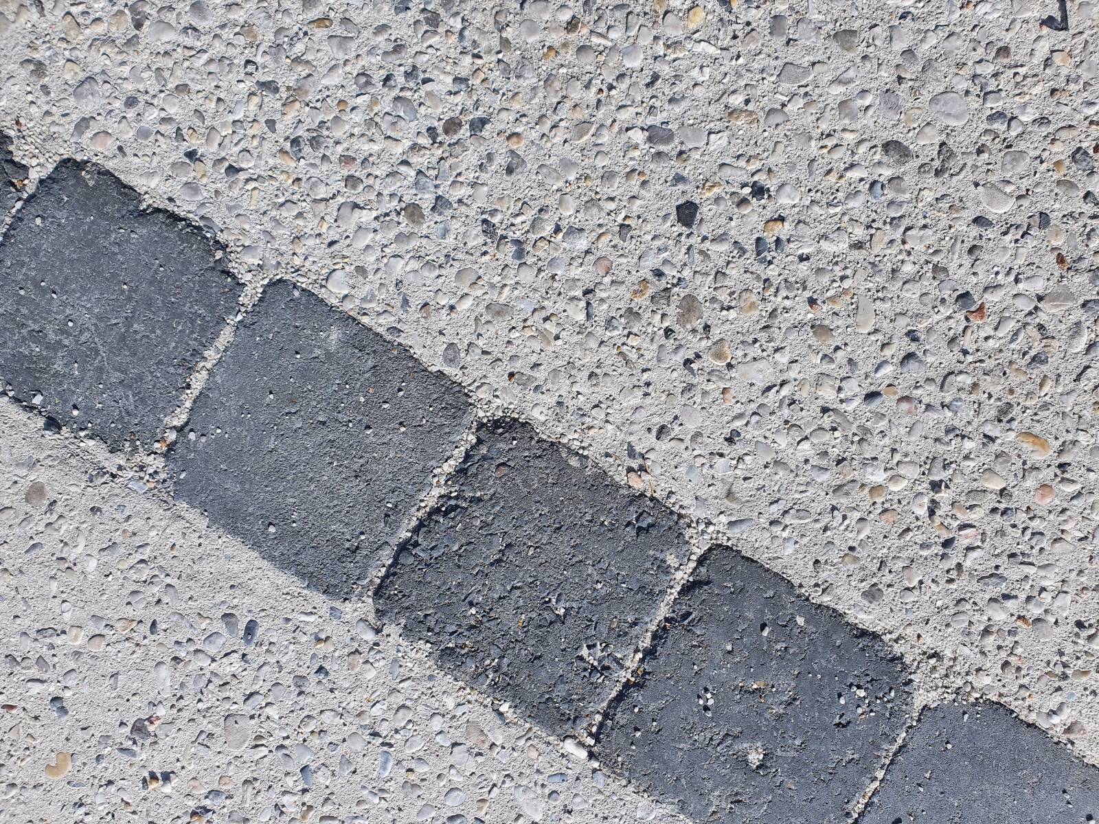 Détail béton désactivé avec de pavés