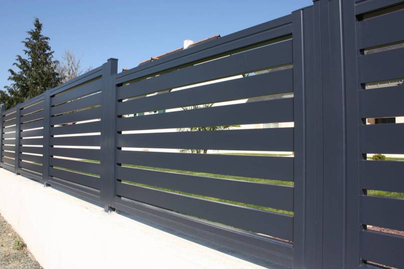 Clture en aluminium, modle Etrave option lames serres (CLODELYS)