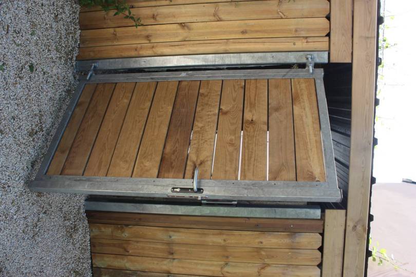 Portillon (encadrement et poteaux acier galvanis) remplissage lames bois