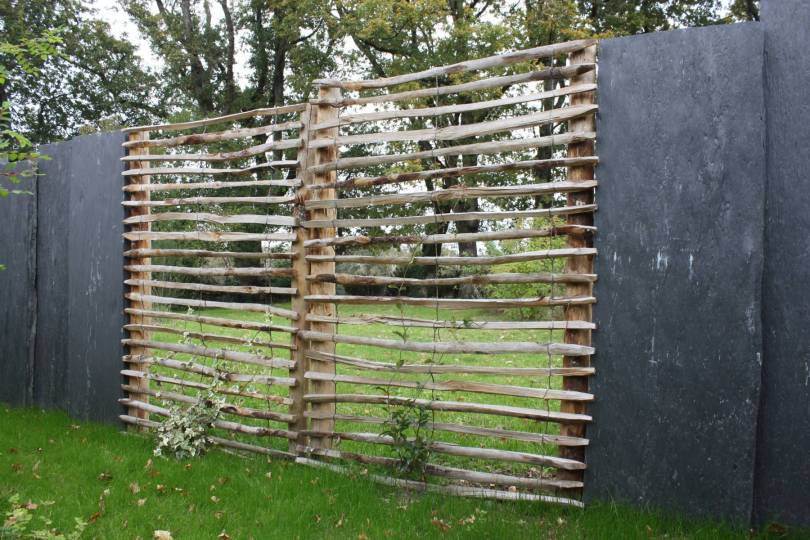 Palis de schiste et ganivelle dispose  l'horizontale