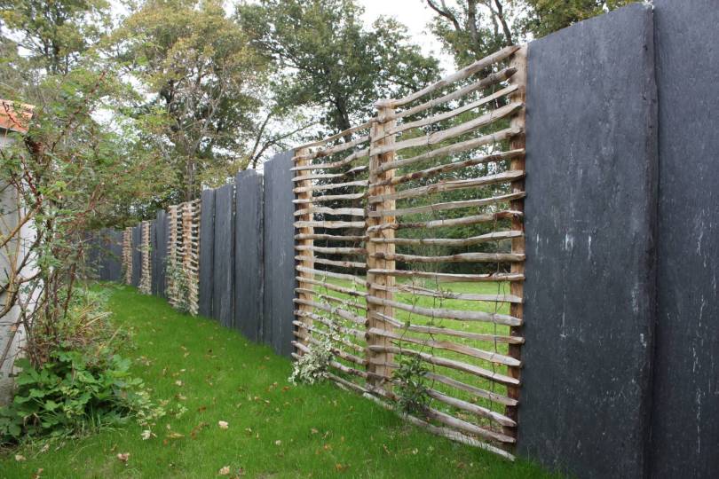 Palis de schiste et ganivelle dispose  l'horizontale