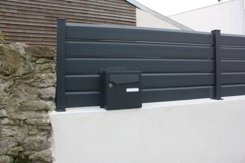 Clture aluminium, modle Equinoxe, lames brise-vent avec module bote aux lettres intgr (CLODELYS)