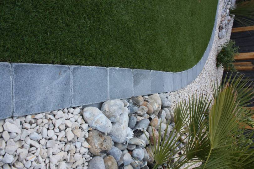 Dlimitation avec pavs granit gris fonc (CUPASTONE)