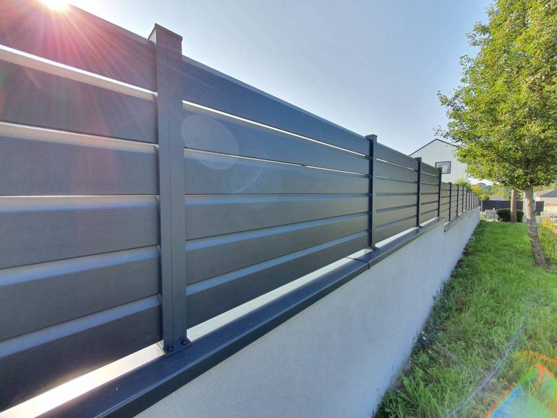 Clture aluminium, modle Equinoxe, lames brise-vent (CLODELYS)